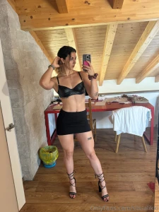 Che dici di questi tacchi e smalto rosso