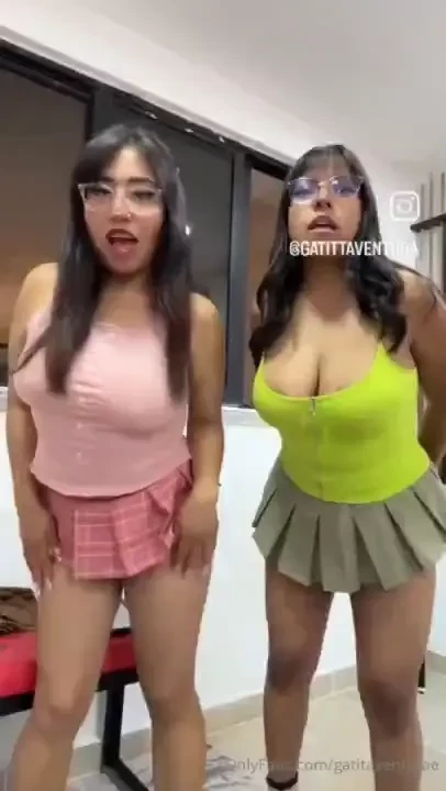 Rico video de trio lesbico con mis dos amigas estamos jugando billar 