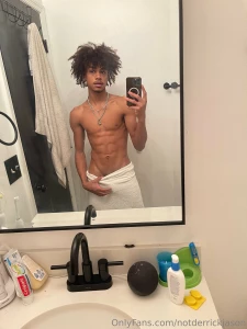 Would love to get wet with you in the shower