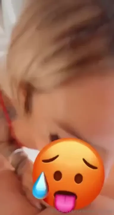 Il me d fonce la gorge et me baise comme une vrai ptite chienne j 