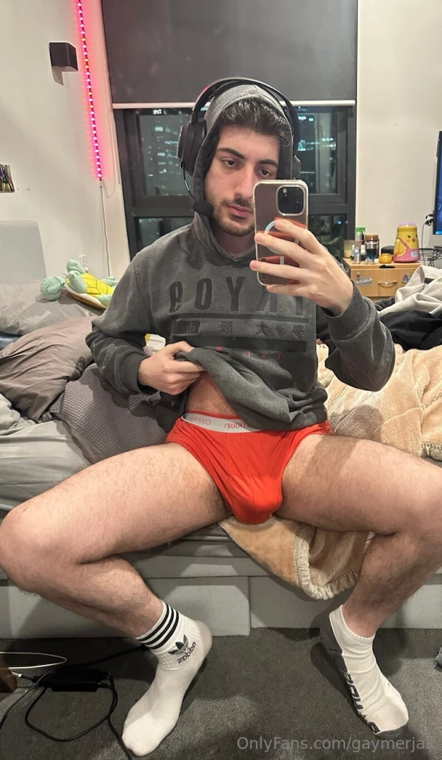 Me and my bulge over here waiting for you to dm me liiikee d 