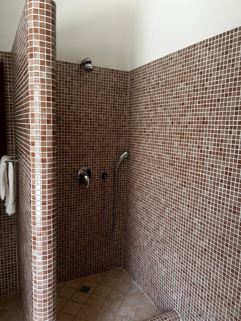 Does anyone wanna see me shower here i m thinking about recording part 1 