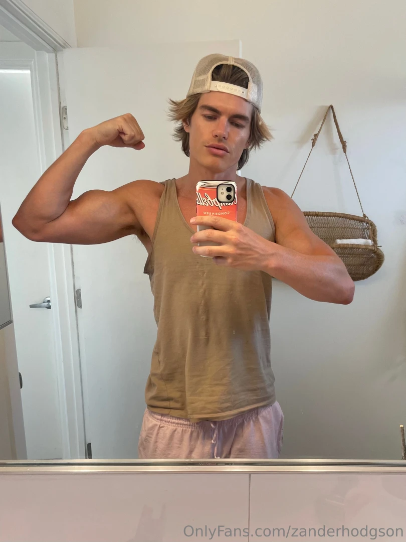 Sun out pump on and yeah i know i look fuckin good today flexed up and 