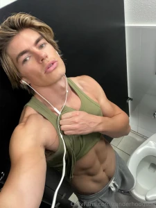 Just a little tank but the way i move that s what gets you hooked bet