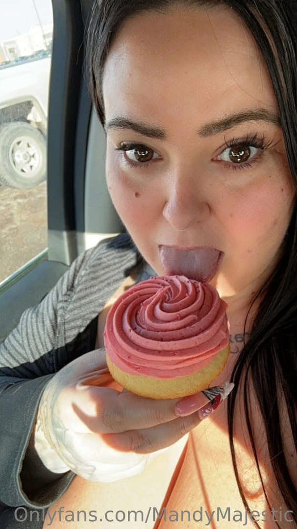 mandymajestic - Mmmm cupcake 