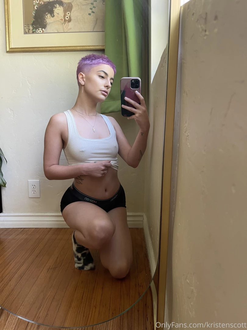 Pink hair and a pink pussy 