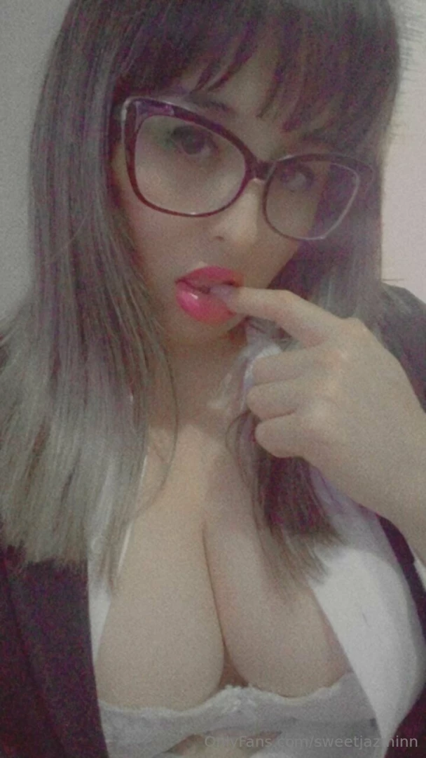 Hi love are you hot do you want to play with me leave me a tip in this 