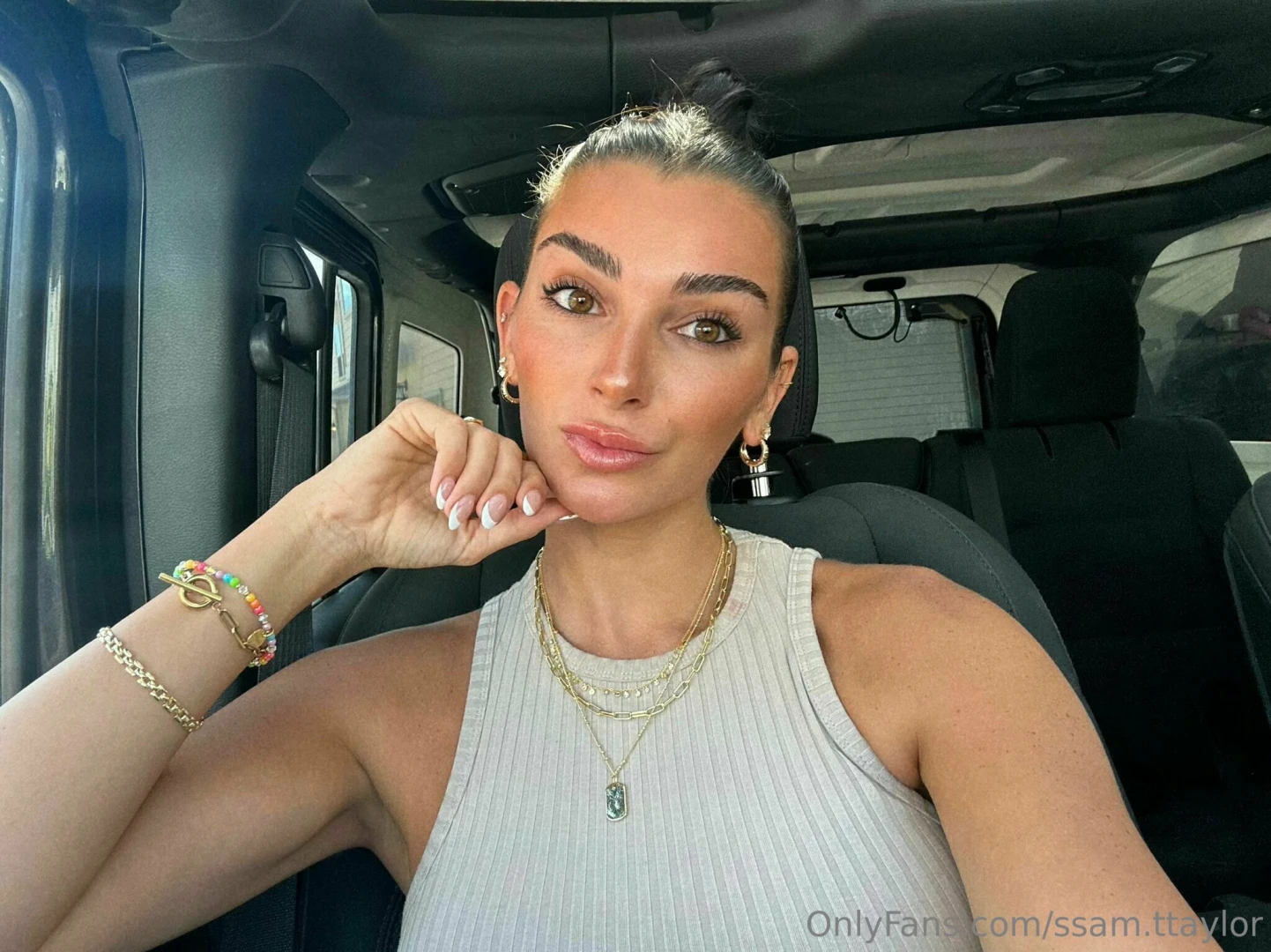 Message me and tell me that i m glowing and beautiful thank you 