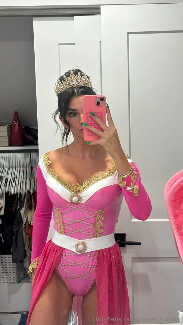 Need to settle a debate with my friends rate my halloween costume 1-10 