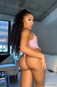 Sexy exotic slut has the perfect bubble booty and she s all natural