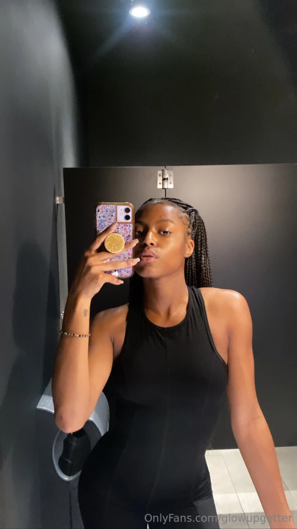 Happy monday time to hit the ground running this week to the gym i go 