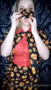 Halloweenee housewife striptease