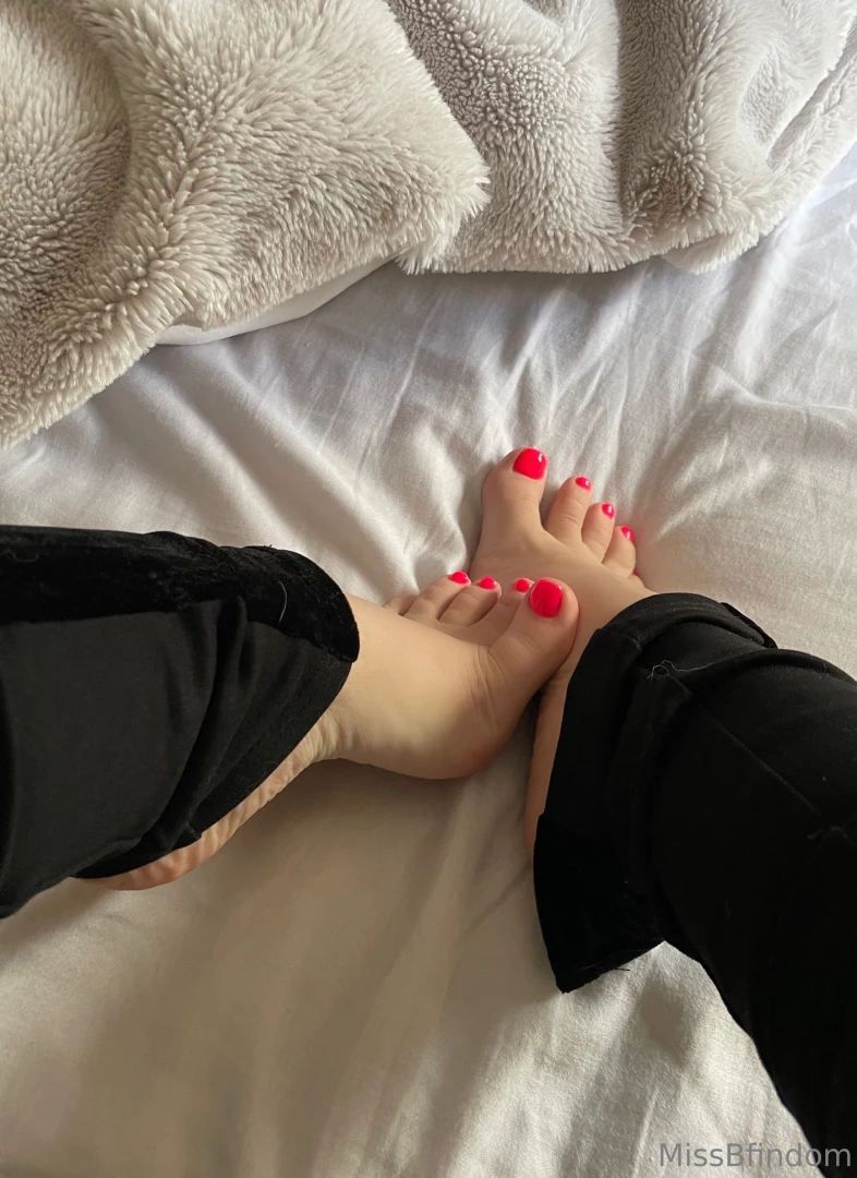 Happy foot fetish friday kiss the screen i know u crave to 