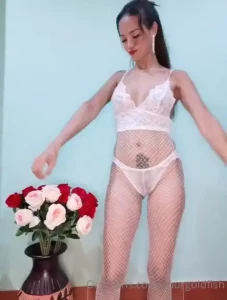 Hi guys this is bonus for my fans here enjoy to look my body kisss