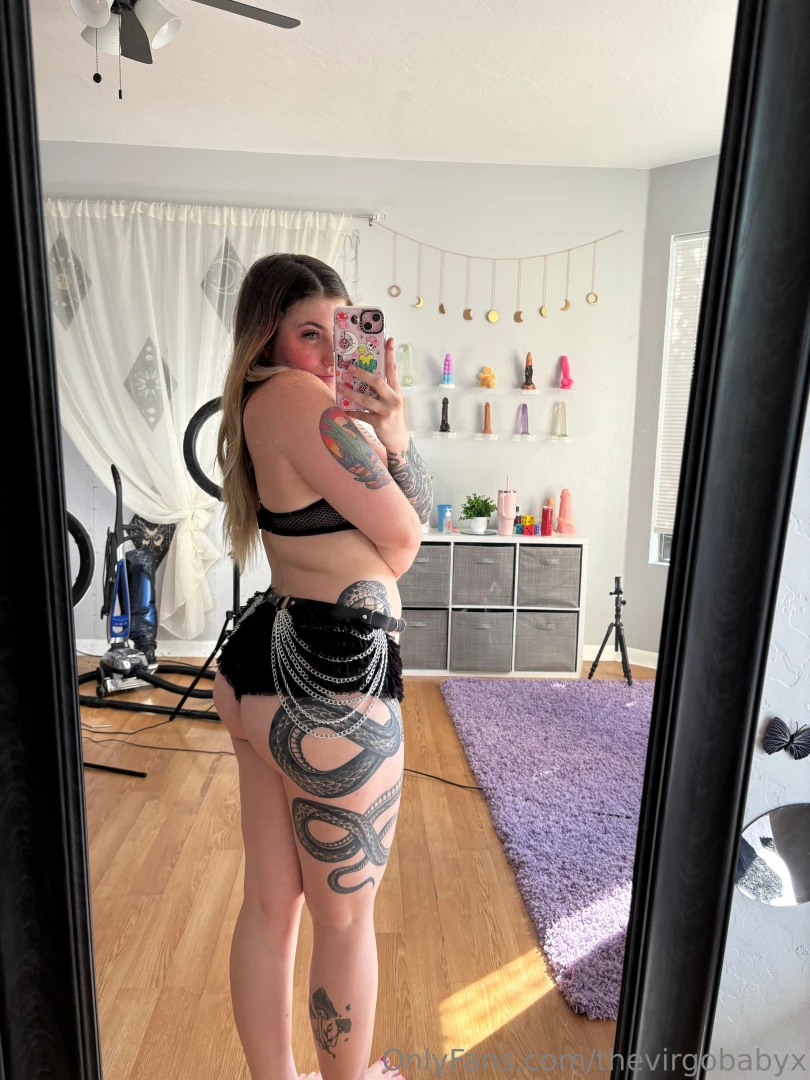 How many toys do you count in the background 