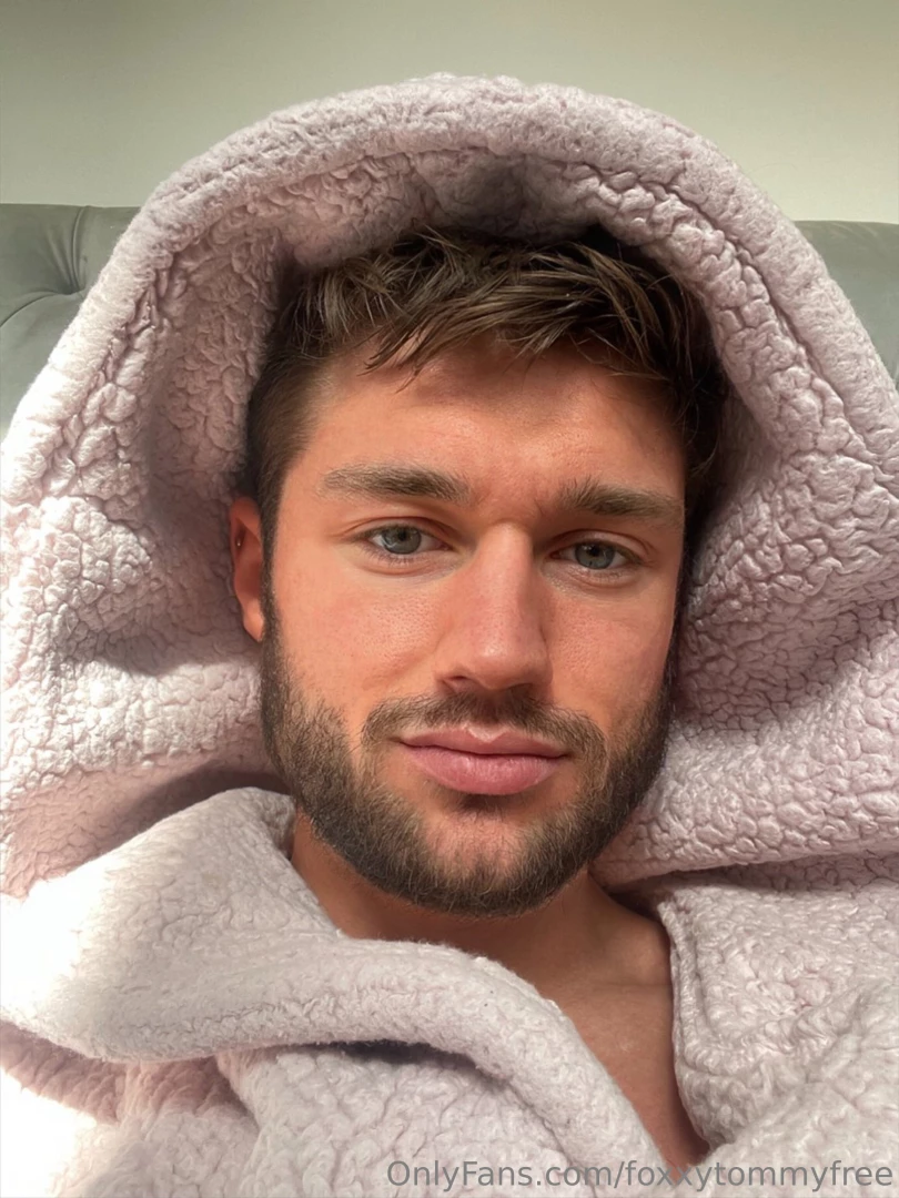 Bring your dressing gown around it ll might still smell like me when 