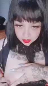 A mi me encanta jugar con mis tetas y con harta saliva part 1