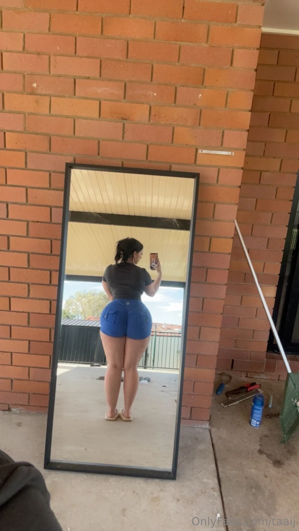 Just a random booty selfie for you 