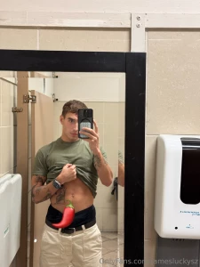 Sending free dick bundle to everyone who subs to my vip page and sends