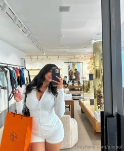 Dm me i m around all day to chat