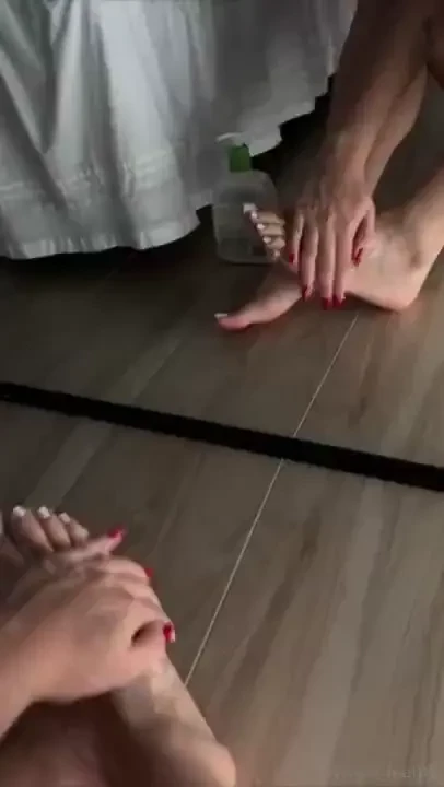 Queria que voc estivesse aqui agora pra fazer essa massagem nos meus p 