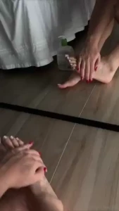 Queria que voc estivesse aqui agora pra fazer essa massagem nos meus p
