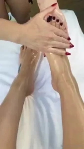 Olha que del cia de v deo da fl via fazer uma massagem nos meus p s eu