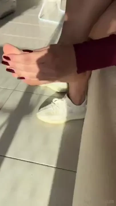 Eu fico louca de tes o quando voc cheira minhas solas suadas depois do 