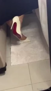Eu sai de casa com esse meu lindo louboutin j imaginando voltar quando