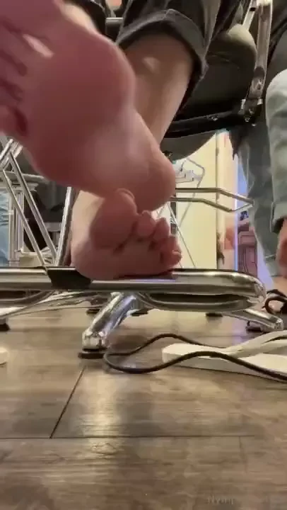 Voc deitado no ch o desejando meus p s mas sem poder tocar neles you 