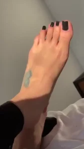 Eu quero voc de joelhos ao lado da minha cama com a l ngua pra fora