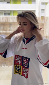 Chce vid t jak vypad m pod t m dresem sta mi napsat