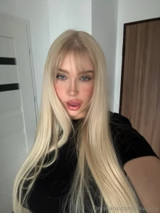 What makes me happy flowers and smooches