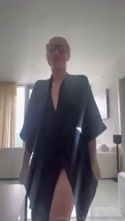 Just finished up a yoga class and feeling dancey before my quick 