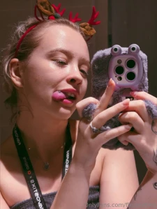 Mmmm little naughty selfie for you maybe you should hop in my dms