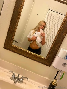 Morningss from here with a pretty mirror selfie