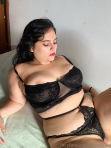 Here is your curvy girl slide to make me look you in the eye