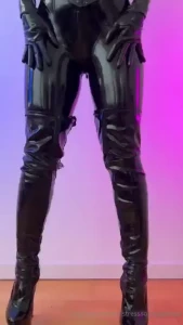 Mommy is online who s going to polish my latex