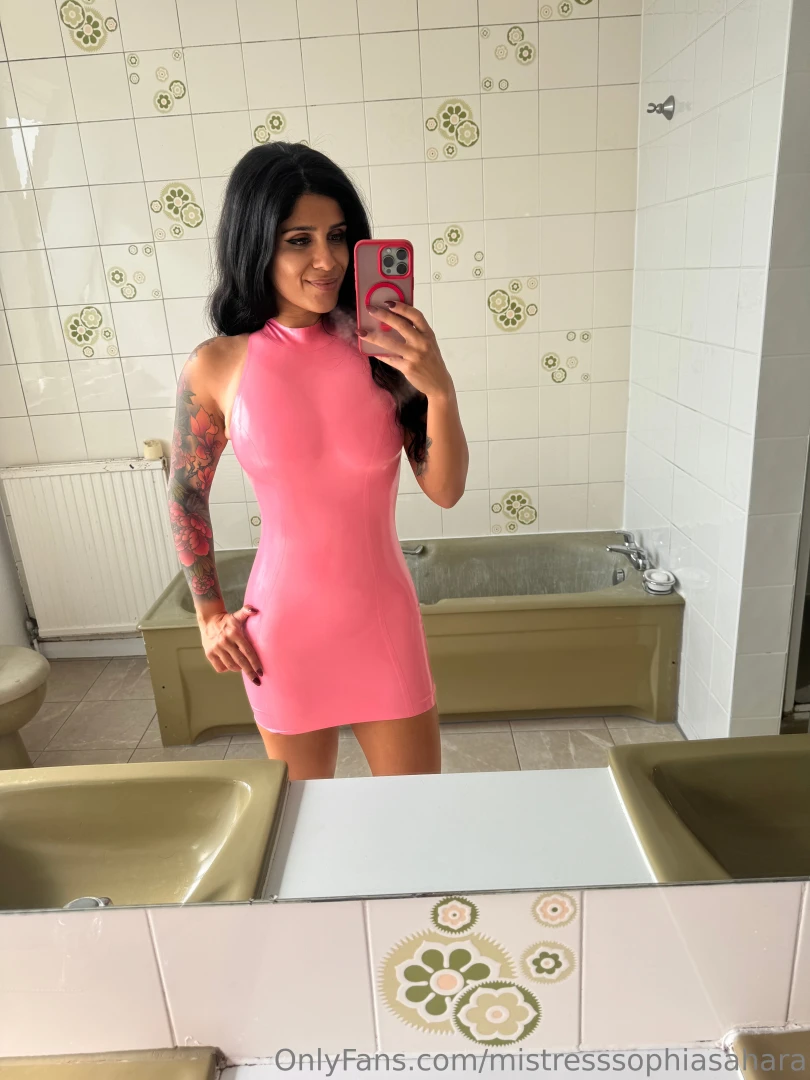 Who likes mommy s new pink latex dress 
