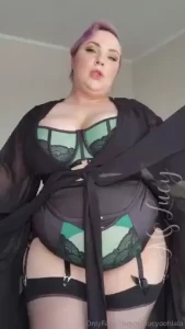 A slow little tease to show off my lovely green and black