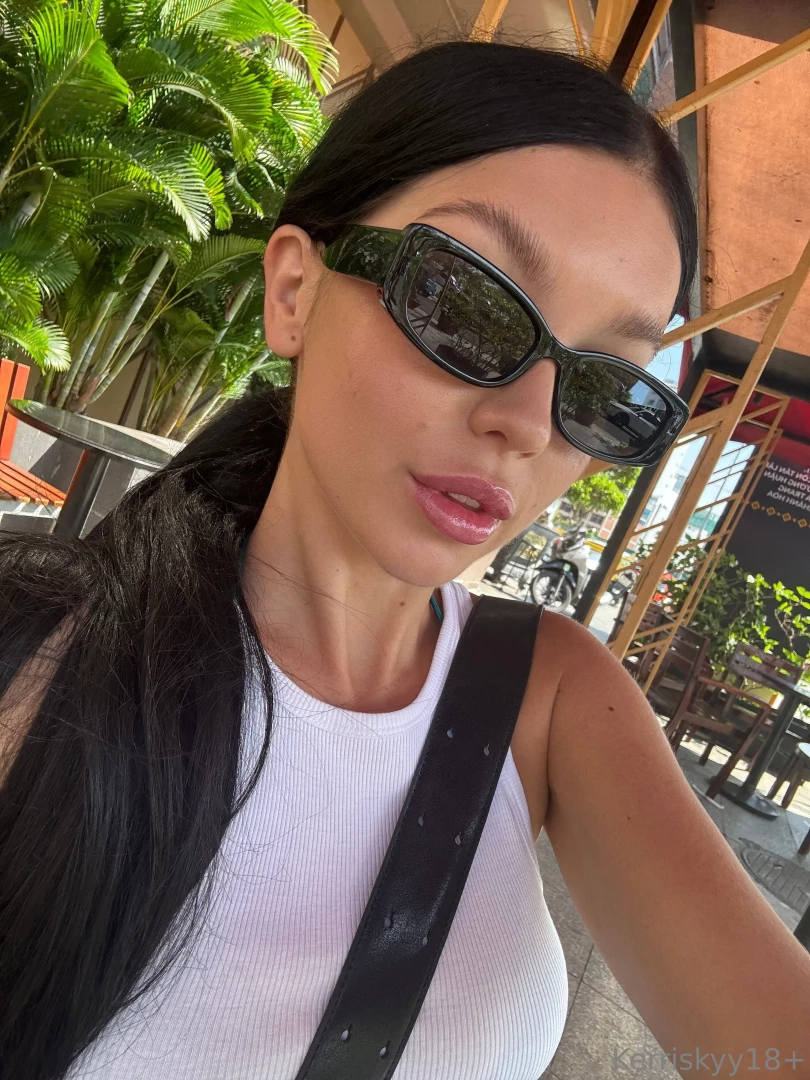 Soaking up the vibes of this cozy caf 