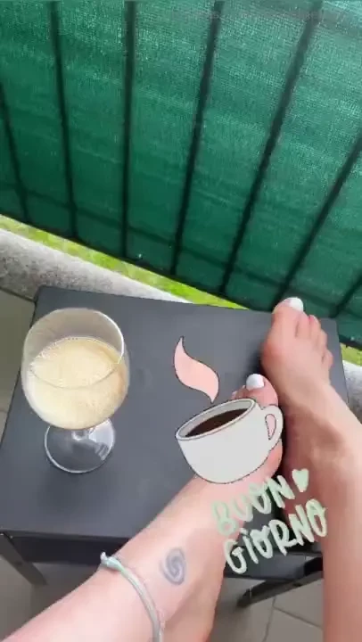 Buongiorno amori oggi voglio giocare coi piedi 