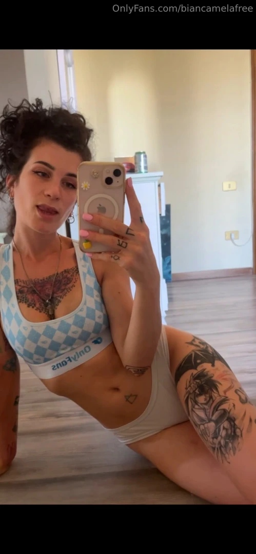 Iscrivi al profilo vip mi vedrai nuda tutte le volte che desideri 