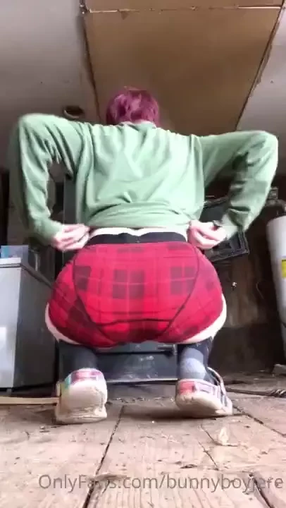 7 min video dropping tomorrow at noon-thirty yr roommate catches u 