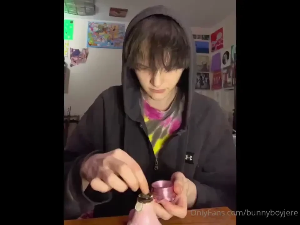 Loser emo boy smokes the za that makes you horny bit of a silly vid 