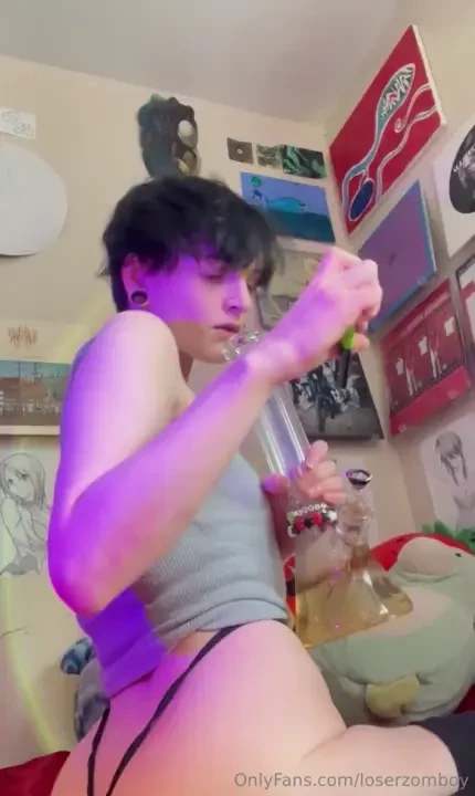 Lil vid of me hitting the bongoooo 333 hope u like boys in thongs lolz part 4 
