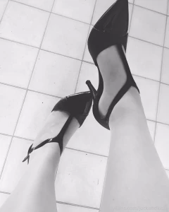 Kissy waiting for a friend to visit while working out of town for