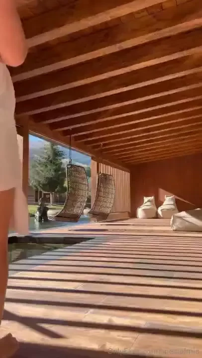 Esibizionismo in spa sotto gli occhi di tutti 