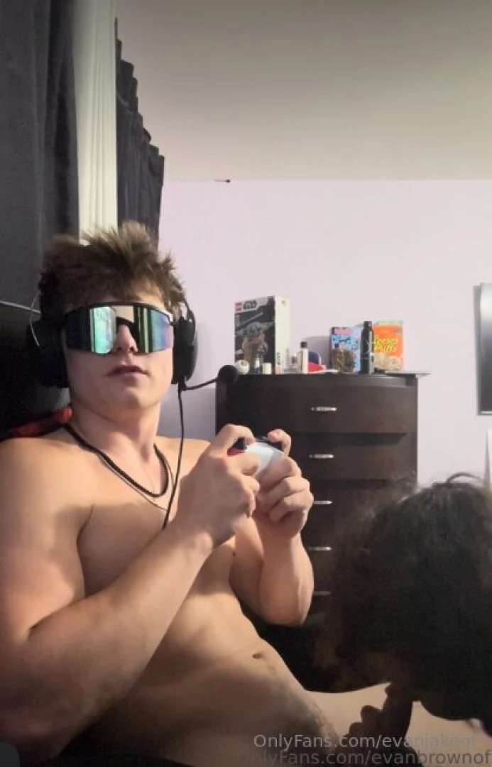 Tip5 to watch me get distracted by onlyevanof while i m gaming i ll 