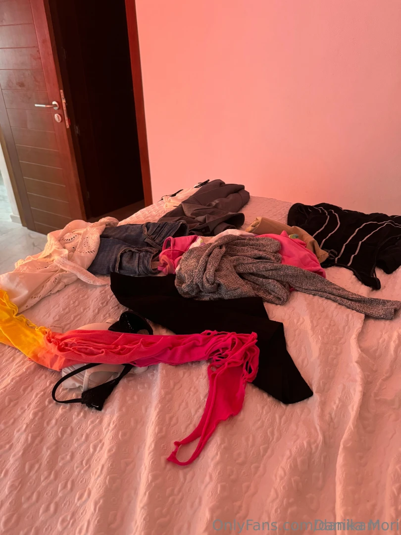 Guess why i m choosing my outfit for 